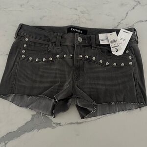 Express Relaxed Low Rise Jean Shortie Shorts Frayed Hem Stud Detail size 6 NWT